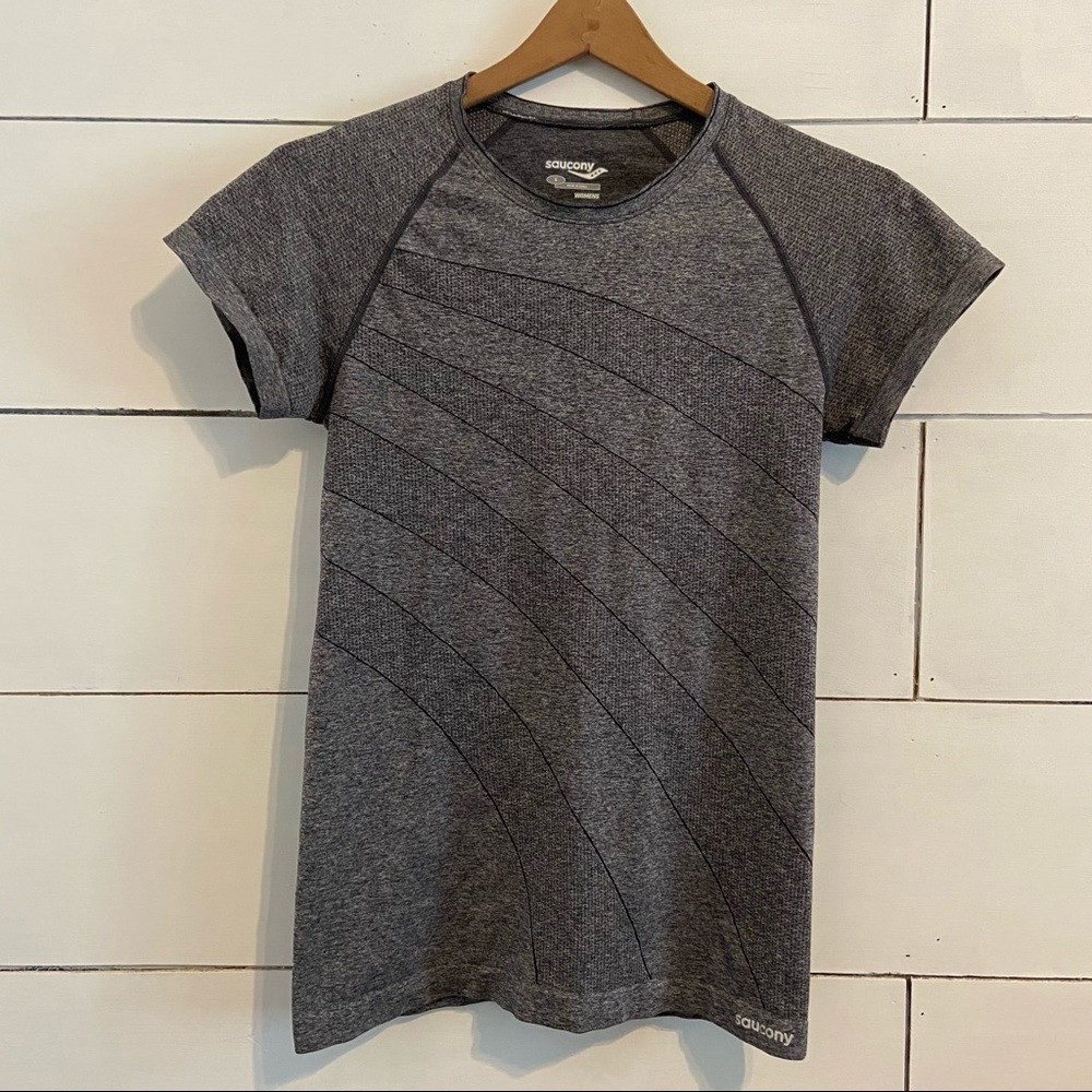 Saucony Gray Dash Seamless Short Sleeve Top.  Size Small. EUC